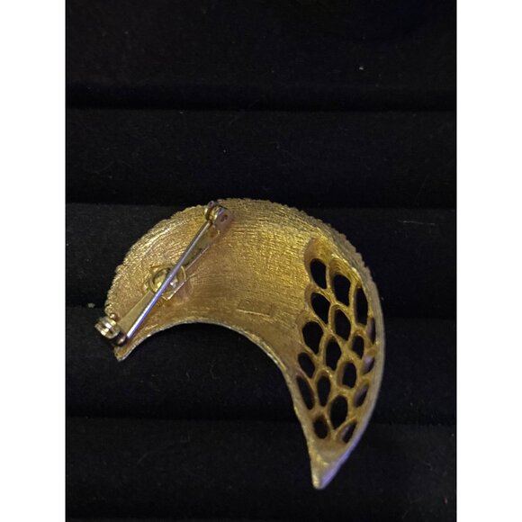 Vintage JJ Gold-Tone Crescent Moon Brooch With Filigree Detailing Gold Tone - Picture 7 of 9